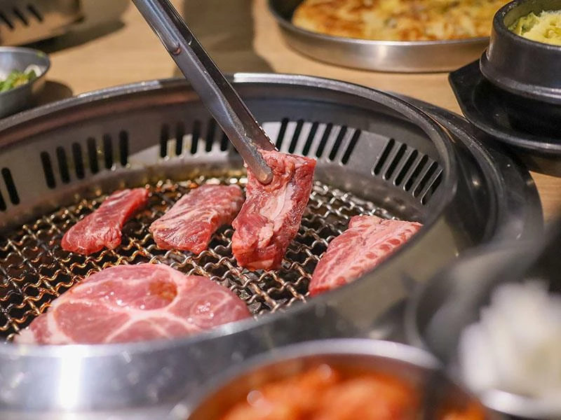 韓國人認證的道地風味！新竹部隊鍋暖胃必點，小菜生菜無限續盤超佛心。