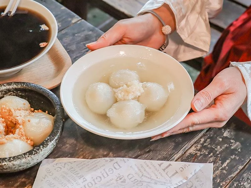 仙山旁星仙草!2年以上老仙草乾熬製8小時,冬日必吃手工大湯圓。