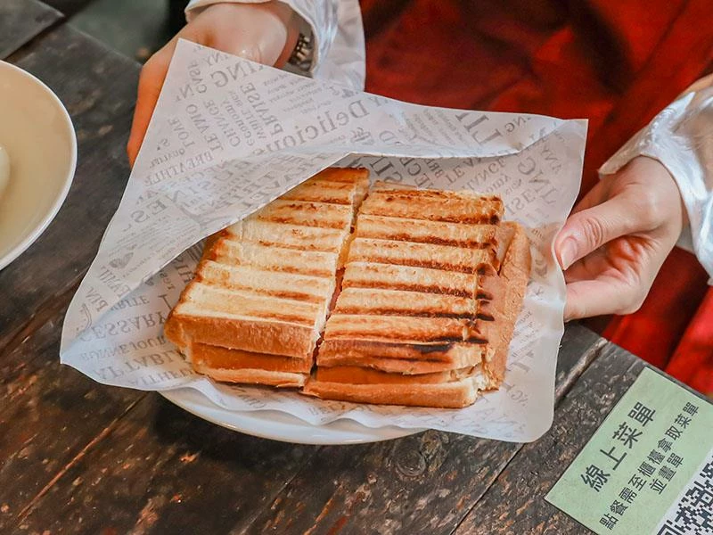 仙山旁星仙草!2年以上老仙草乾熬製8小時,冬日必吃手工大湯圓。