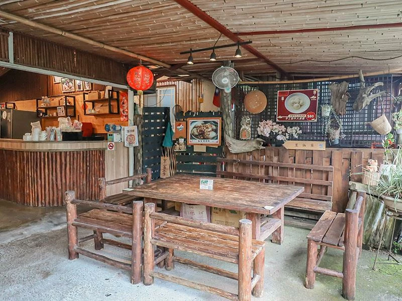 仙山旁星仙草!2年以上老仙草乾熬製8小時,冬日必吃手工大湯圓。