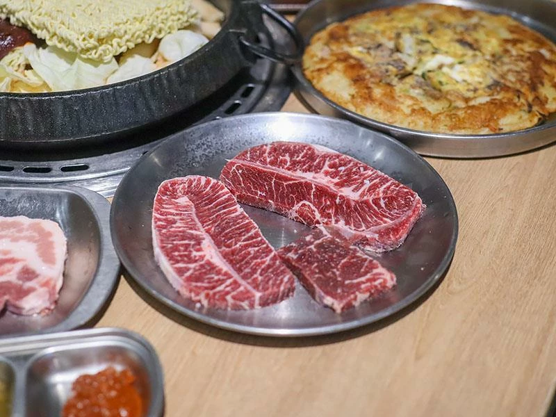 韓國人認證的道地風味！新竹部隊鍋暖胃必點，小菜生菜無限續盤超佛心。