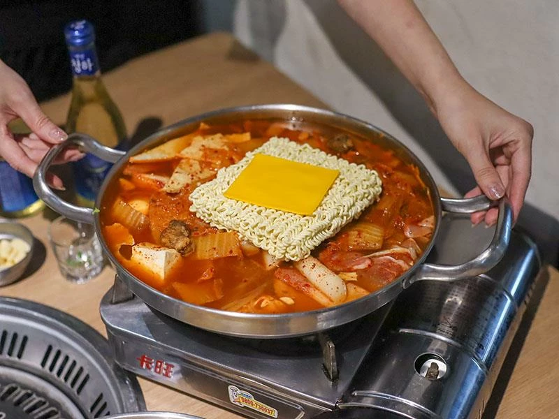 韓國人認證的道地風味！新竹部隊鍋暖胃必點，小菜生菜無限續盤超佛心。