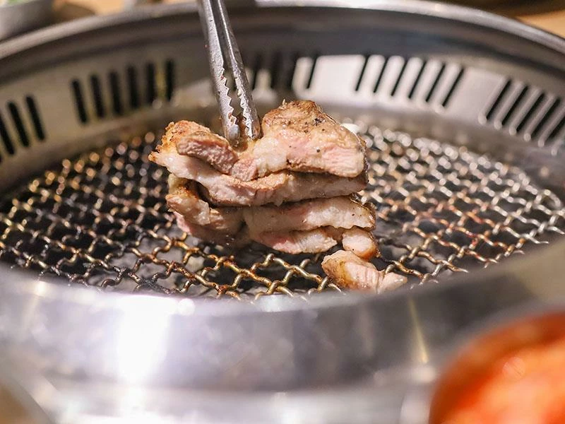 韓國人認證的道地風味！新竹部隊鍋暖胃必點，小菜生菜無限續盤超佛心。