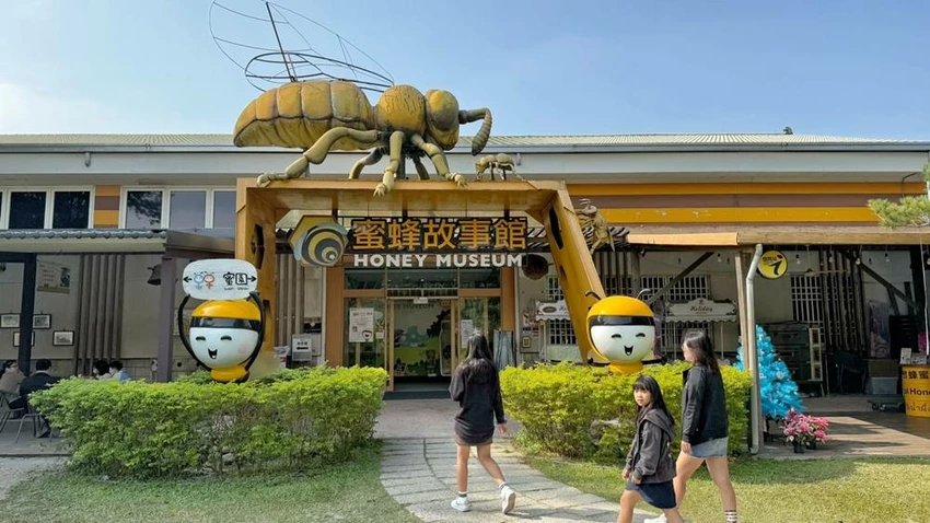 雲林景點/蜜蜂故事館、古坑綠色隧道，假日市集吃吃喝喝的好去處！