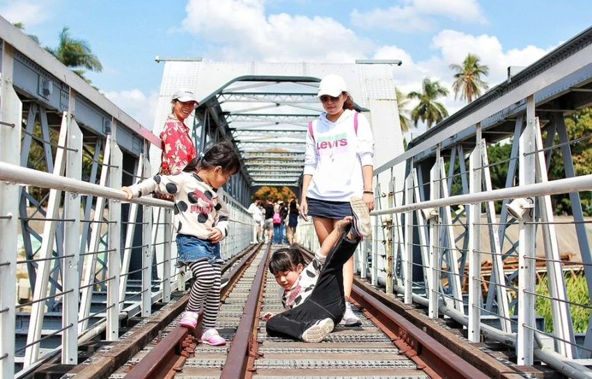 雲林景點/蜜蜂故事館、古坑綠色隧道，假日市集吃吃喝喝的好去處！