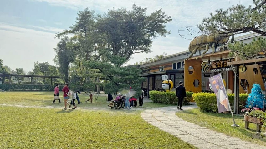 雲林景點/蜜蜂故事館、古坑綠色隧道，假日市集吃吃喝喝的好去處！