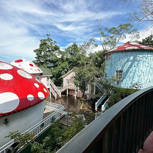 苗栗南庄住宿推薦！入住童話樹屋和豪華露營車，電動天窗夜賞星空房型大解密。