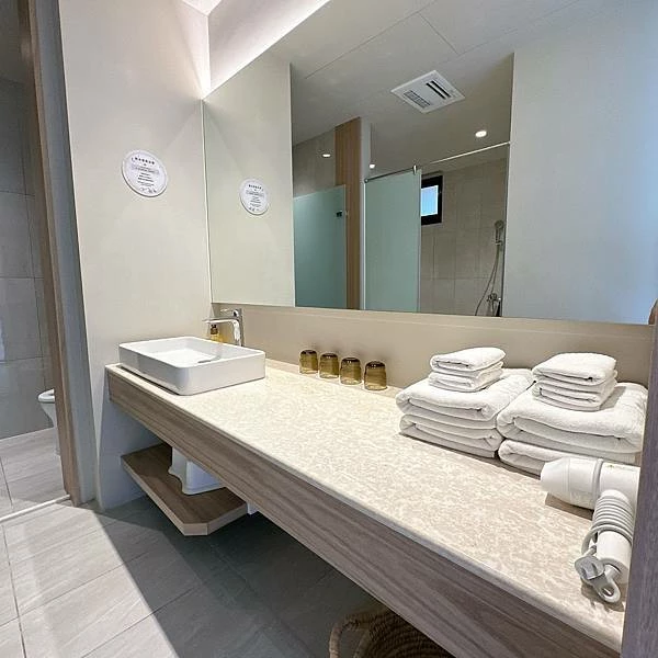 苗栗南庄住宿推薦！入住童話樹屋和豪華露營車，電動天窗夜賞星空房型大解密。