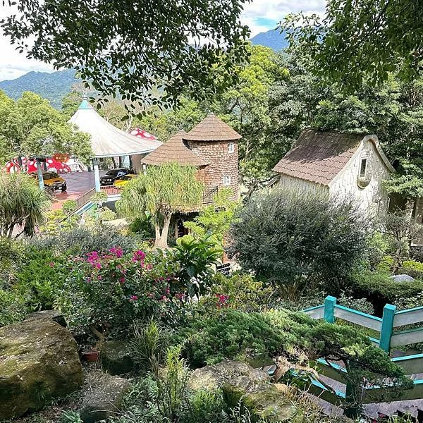 苗栗南庄住宿推薦！入住童話樹屋和豪華露營車，電動天窗夜賞星空房型大解密。