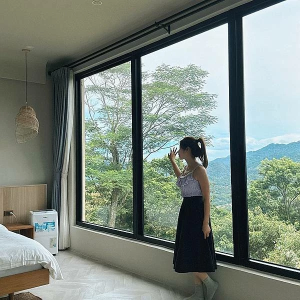 苗栗南庄住宿推薦！入住童話樹屋和豪華露營車，電動天窗夜賞星空房型大解密。