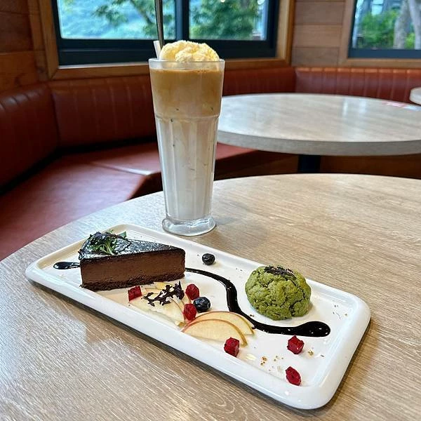 苗栗南庄住宿推薦！入住童話樹屋和豪華露營車，電動天窗夜賞星空房型大解密。