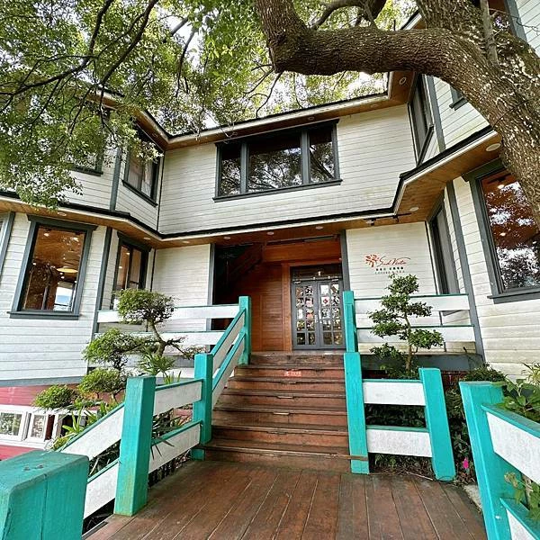 苗栗南庄住宿推薦！入住童話樹屋和豪華露營車，電動天窗夜賞星空房型大解密。