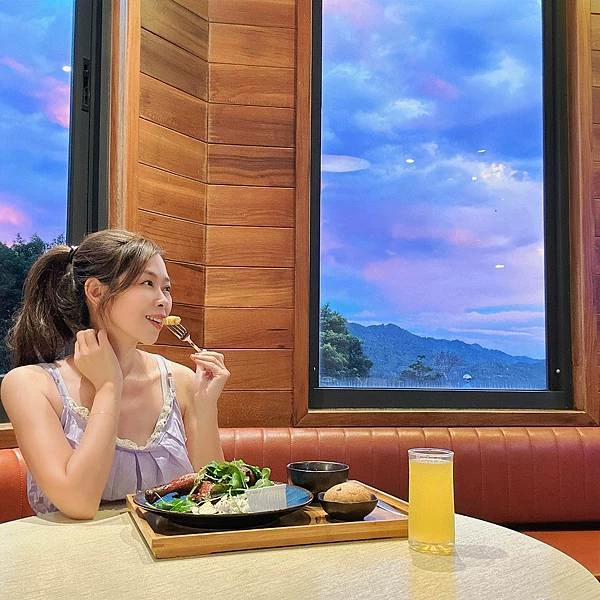 苗栗南庄住宿推薦！入住童話樹屋和豪華露營車，電動天窗夜賞星空房型大解密。