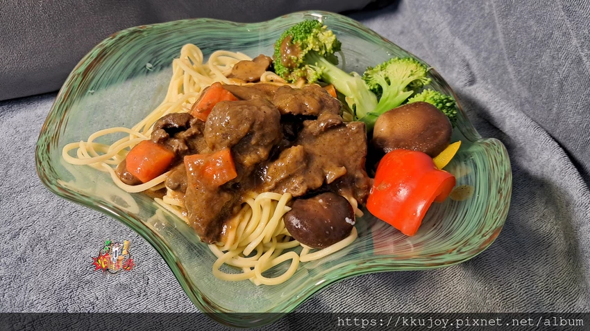 KKLife冷凍料理包開箱！印度咖哩雞、紅酒燉牛肉，料理小白也能2分鐘上菜。