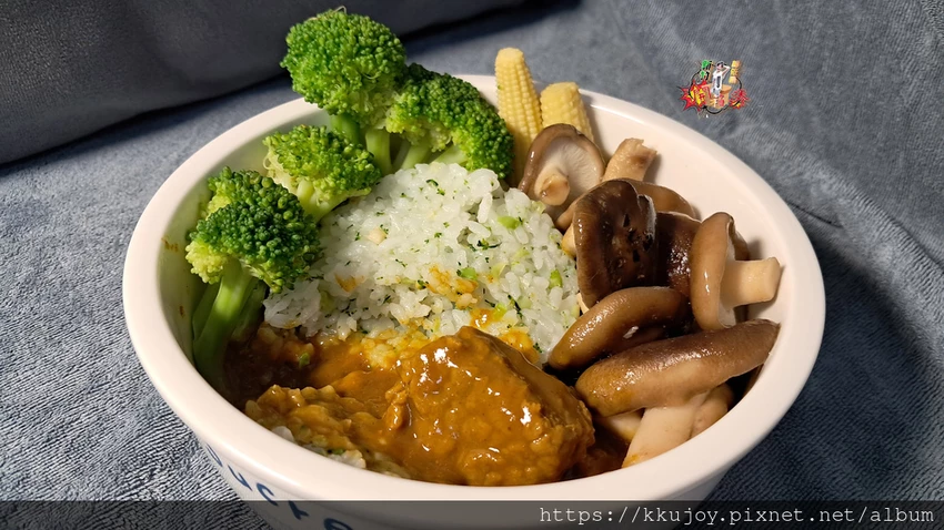 KKLife冷凍料理包開箱！印度咖哩雞、紅酒燉牛肉，料理小白也能2分鐘上菜。