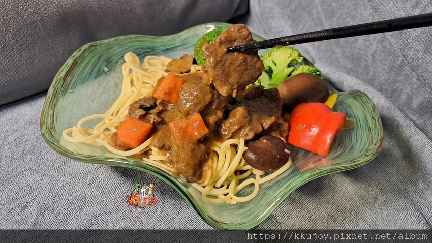 KKLife冷凍料理包開箱！印度咖哩雞、紅酒燉牛肉，料理小白也能2分鐘上菜。