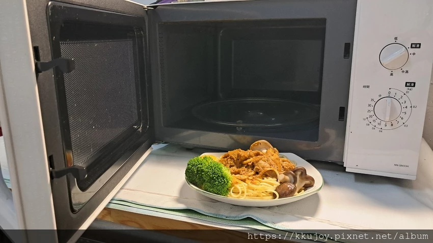 KKLife冷凍料理包開箱！印度咖哩雞、紅酒燉牛肉，料理小白也能2分鐘上菜。