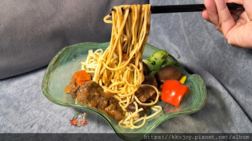 KKLife冷凍料理包開箱！印度咖哩雞、紅酒燉牛肉，料理小白也能2分鐘上菜。