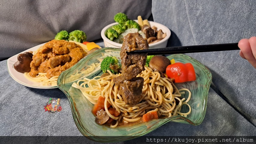 KKLife冷凍料理包開箱！印度咖哩雞、紅酒燉牛肉，料理小白也能2分鐘上菜。