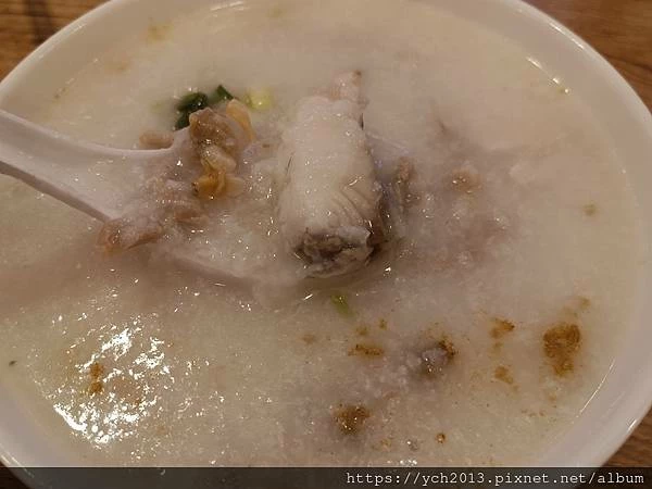 點22港式點心專賣店 新竹東門店吃宵夜，鱸魚蛤蜊海鮮粥清爽有