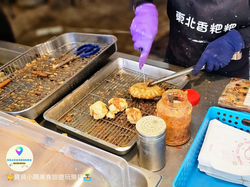 苗栗拱天宮美食必吃!東北香粑粑,香酥不油膩大連蝦捲超彈牙。