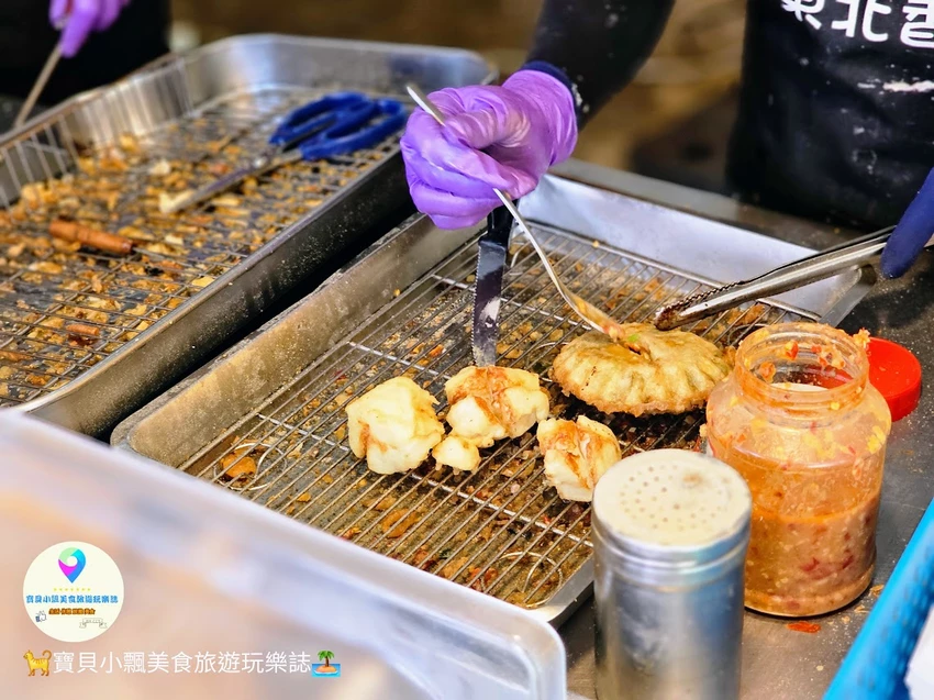 苗栗拱天宮美食必吃!東北香粑粑,香酥不油膩大連蝦捲超彈牙。