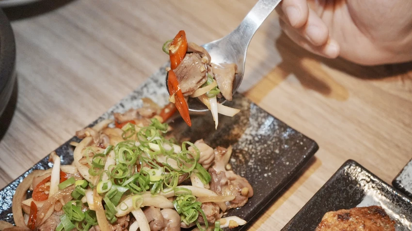 一秒到日本！板橋車站居酒屋，厚切慢燉牛舌與超狂焗烤松露薯泥。