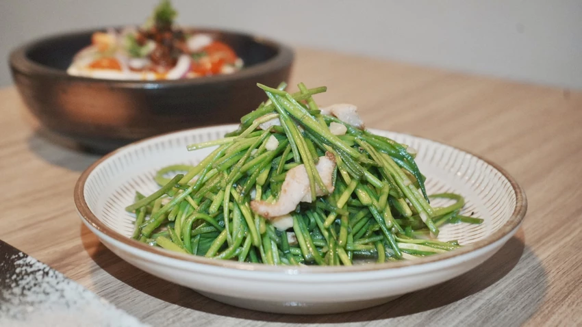 一秒到日本！板橋車站居酒屋，厚切慢燉牛舌與超狂焗烤松露薯泥。