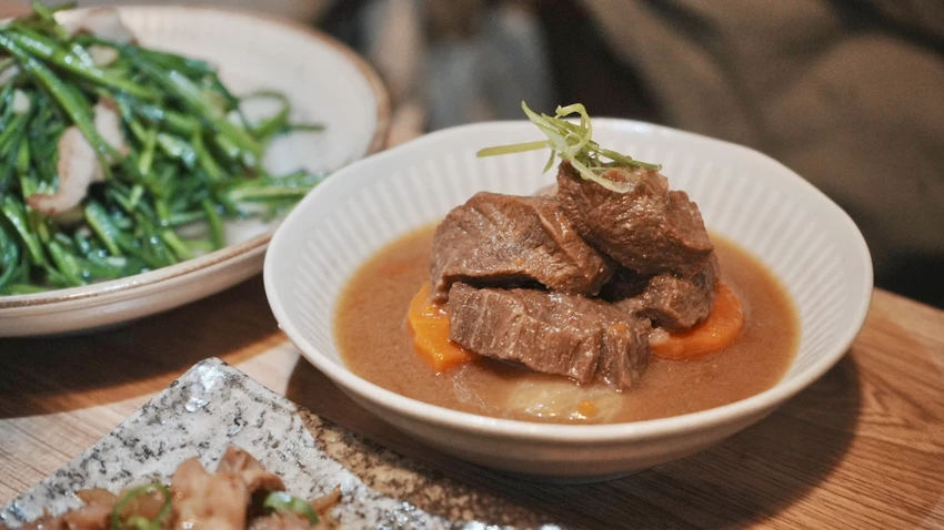 一秒到日本！板橋車站居酒屋，厚切慢燉牛舌與超狂焗烤松露薯泥。