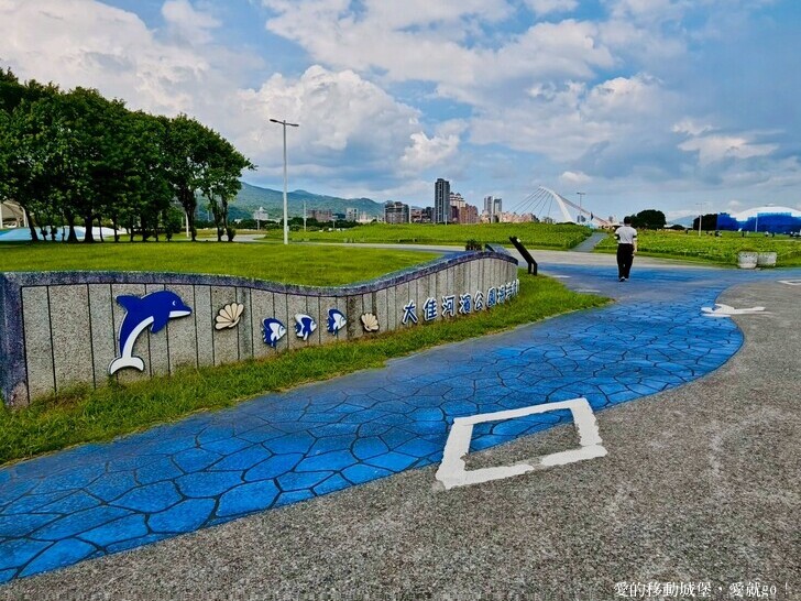 台北市中山區【2025台北賞花 樂遊趣】大佳河濱公園 向日葵花海金黃燦爛 紫色波斯菊花粉浪漫 自行車道自由行 親子共融遊戲區 愛就跟我一起快樂Go !