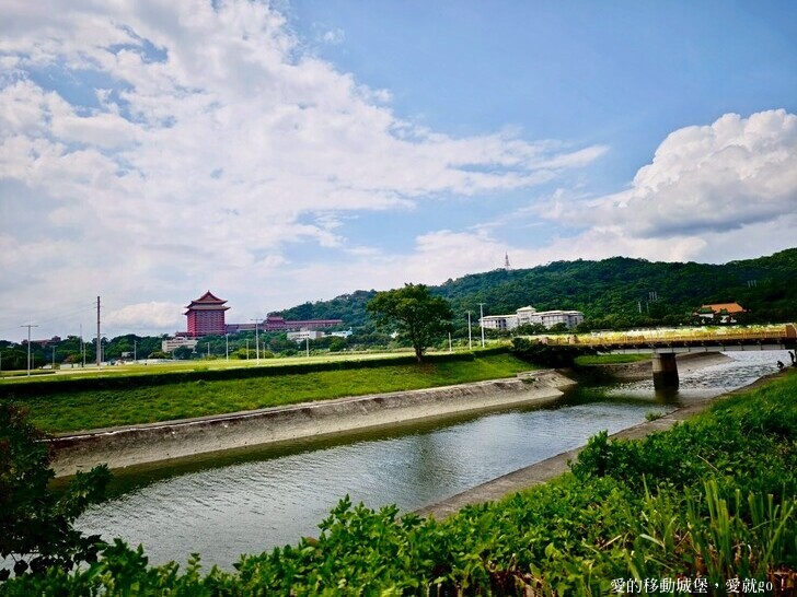 台北市中山區【2025台北賞花 樂遊趣】大佳河濱公園 向日葵花海金黃燦爛 紫色波斯菊花粉浪漫 自行車道自由行 親子共融遊戲區 愛就跟我一起快樂Go !