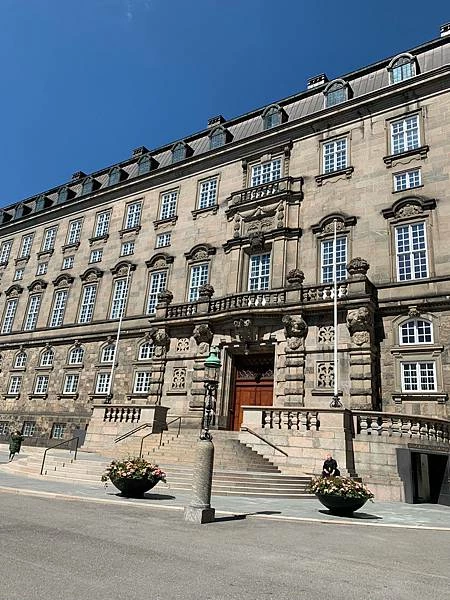 《北歐三國丹麥挪威瑞典旅遊 | 行前準備規劃 | 安全注意事項》丹麥：哥本哈根市區一日遊 | 市政廳廣場、漢...