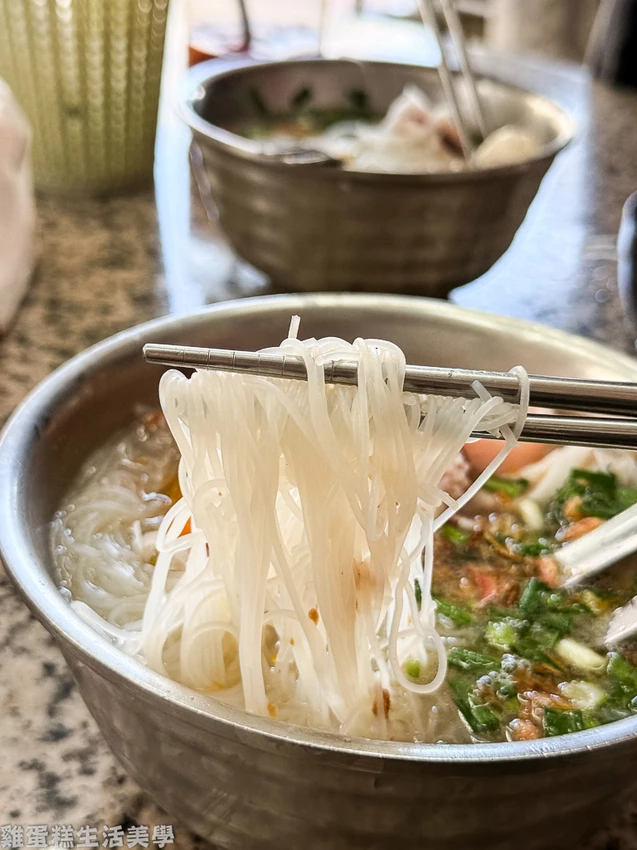 花蓮美食推薦!單一純賣雞湯小卷米粉天天排隊,免費續湯續麵CP值超高。