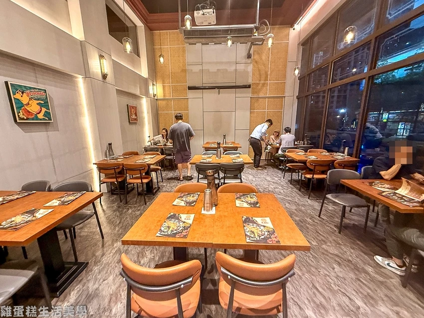 林口outlet旁約會聚餐首選！意享美式廚房空間寬敞，挑高設計還有私人小包廂。