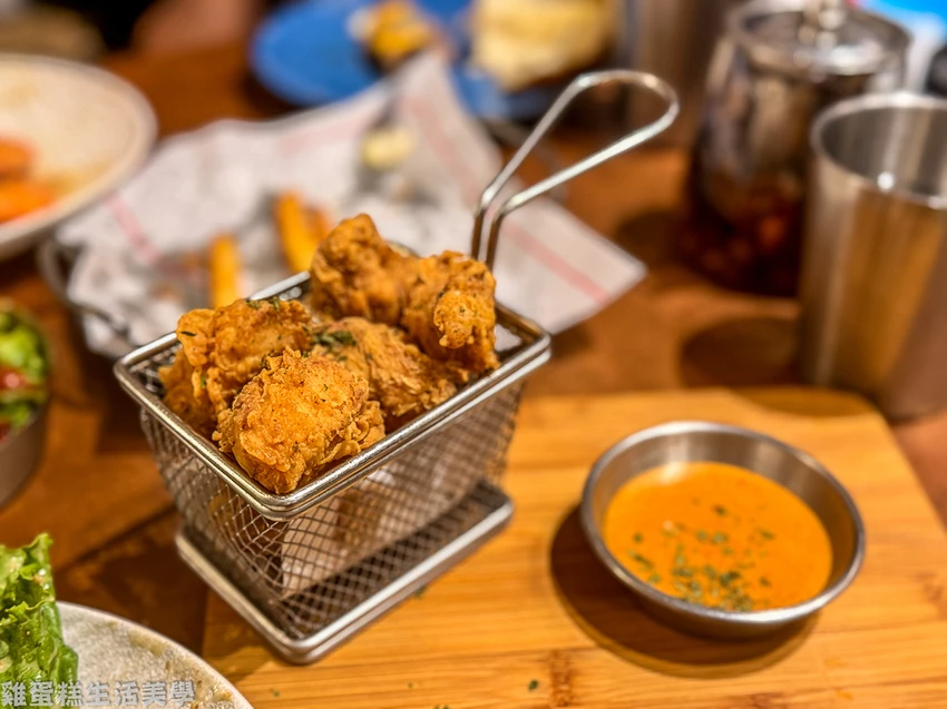 林口outlet旁約會聚餐首選！意享美式廚房空間寬敞，挑高設計還有私人小包廂。