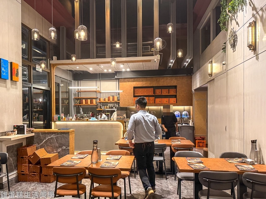 林口outlet旁約會聚餐首選！意享美式廚房空間寬敞，挑高設計還有私人小包廂。