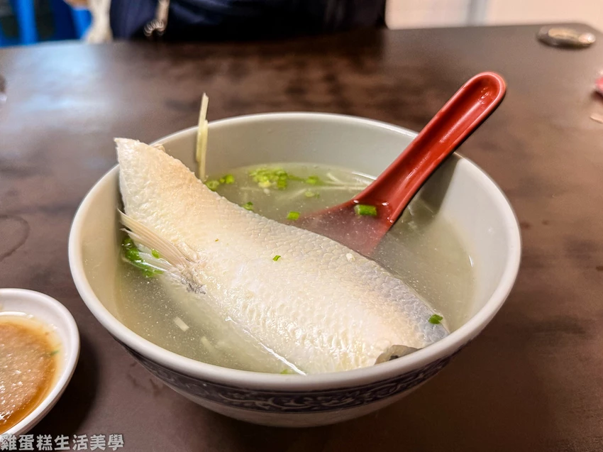 花蓮車站美食推薦！車頭虱目魚30年老店，Google4.2星評價晚來吃不到。