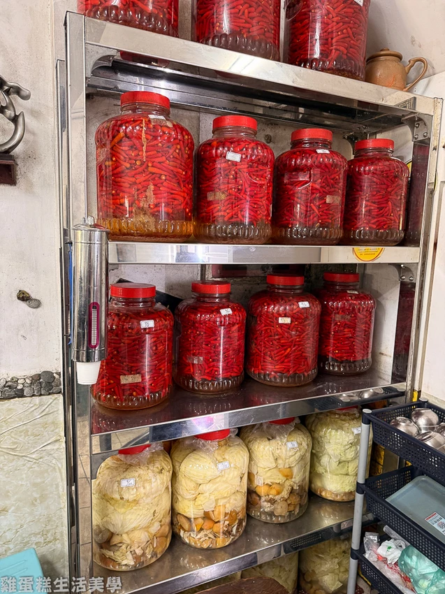 花蓮美食推薦!單一純賣雞湯小卷米粉天天排隊,免費續湯續麵CP值超高。