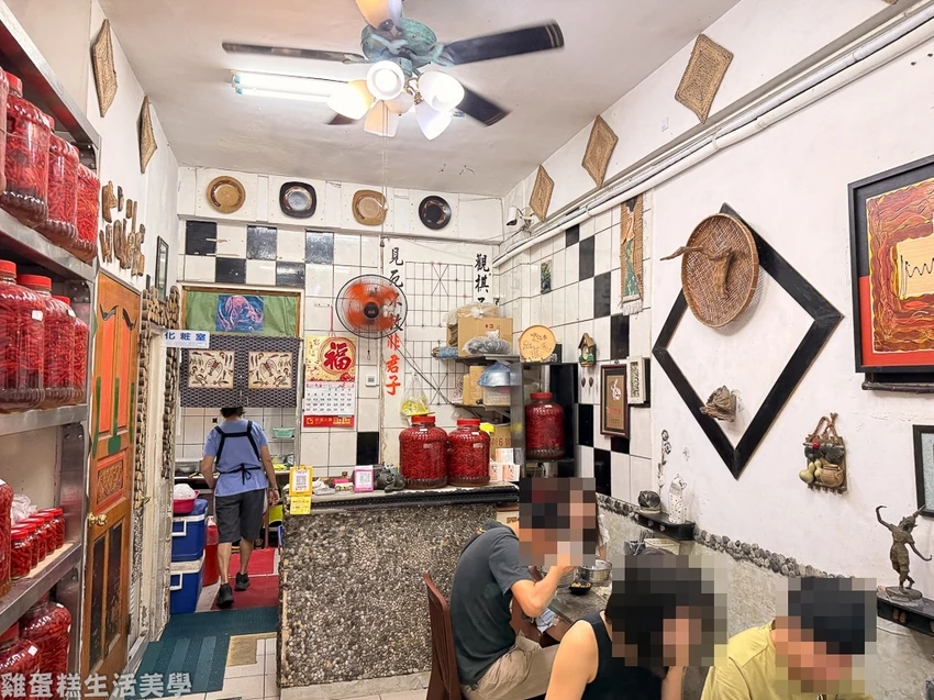 花蓮美食推薦!單一純賣雞湯小卷米粉天天排隊,免費續湯續麵CP值超高。