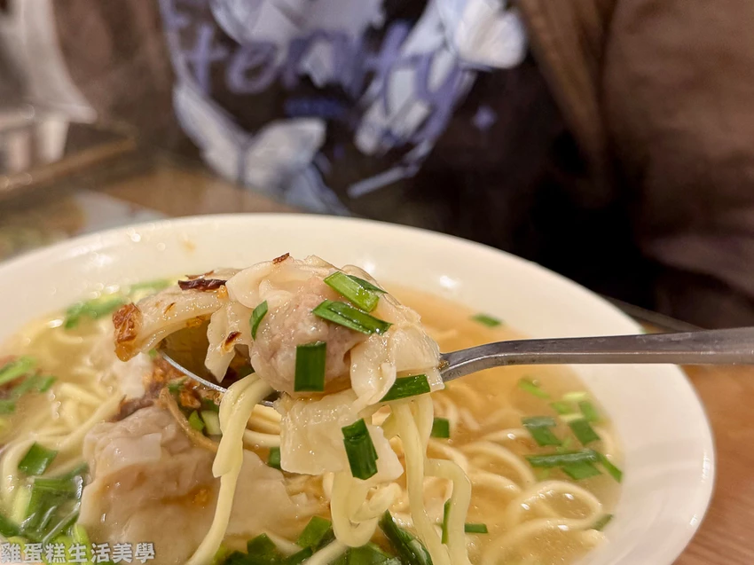 新竹美食推薦!莛芳麵食館在地人也愛客家麵食,鍋氣味炒飯、滷肉飯超夠味。