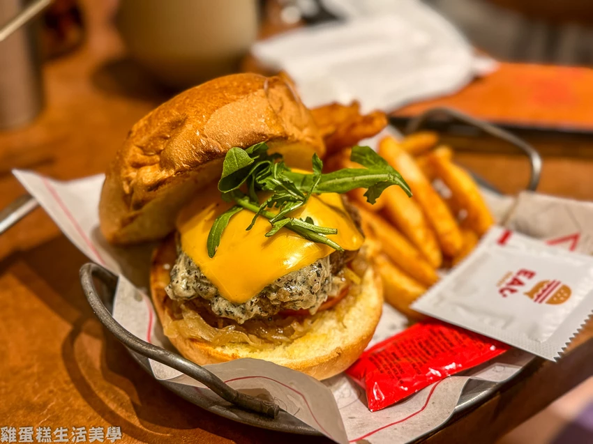 林口outlet旁約會聚餐首選！意享美式廚房空間寬敞，挑高設計還有私人小包廂。