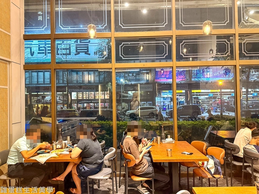 林口outlet旁約會聚餐首選！意享美式廚房空間寬敞，挑高設計還有私人小包廂。