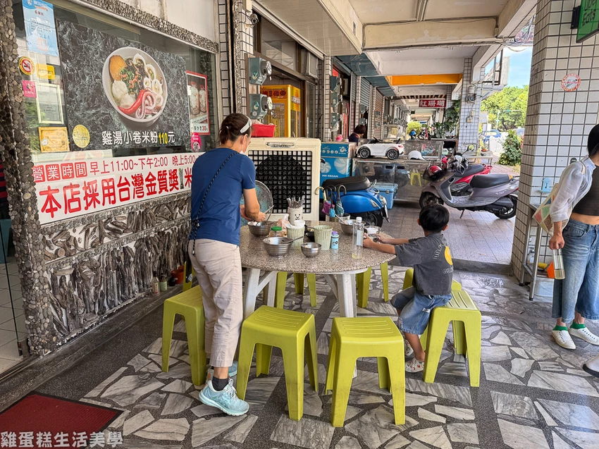 花蓮美食推薦!單一純賣雞湯小卷米粉天天排隊,免費續湯續麵CP值超高。
