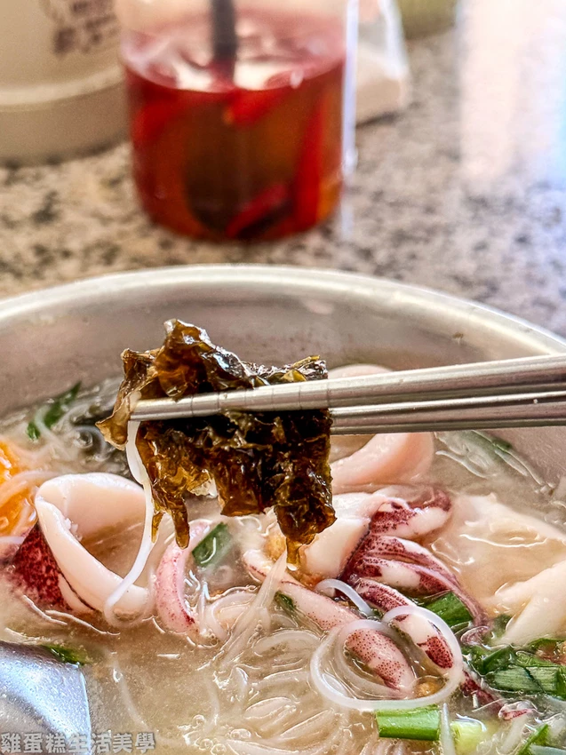 花蓮美食推薦!單一純賣雞湯小卷米粉天天排隊,免費續湯續麵CP值超高。