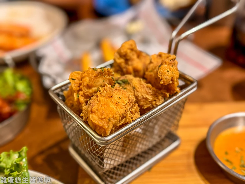 林口outlet旁約會聚餐首選！意享美式廚房空間寬敞，挑高設計還有私人小包廂。