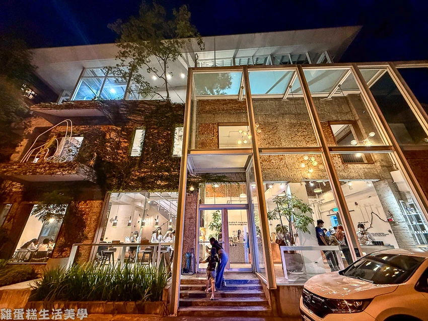 全台最美飲料店！台中吃茶三千概念店40年老宅變空中茶園，國王珍珠奶茶必點。