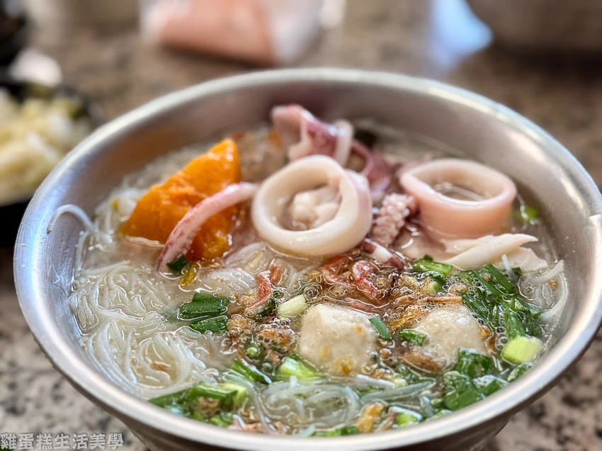 花蓮美食推薦!單一純賣雞湯小卷米粉天天排隊,免費續湯續麵CP值超高。