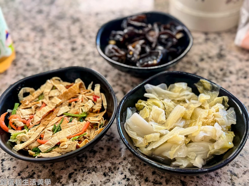 花蓮美食推薦!單一純賣雞湯小卷米粉天天排隊,免費續湯續麵CP值超高。