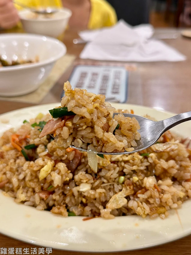 新竹美食推薦!莛芳麵食館在地人也愛客家麵食,鍋氣味炒飯、滷肉飯超夠味。