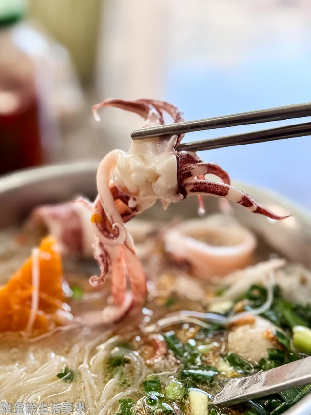 花蓮美食推薦!單一純賣雞湯小卷米粉天天排隊,免費續湯續麵CP值超高。